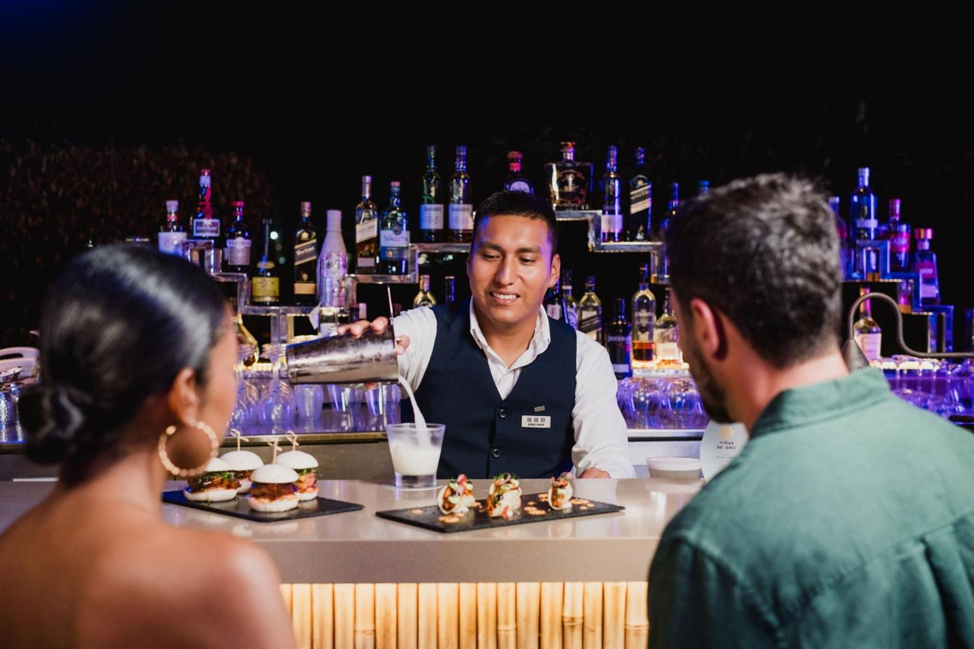 Hotel Paracas, a Luxury Collection Resort, Paracas Exterior foto A bartender at work