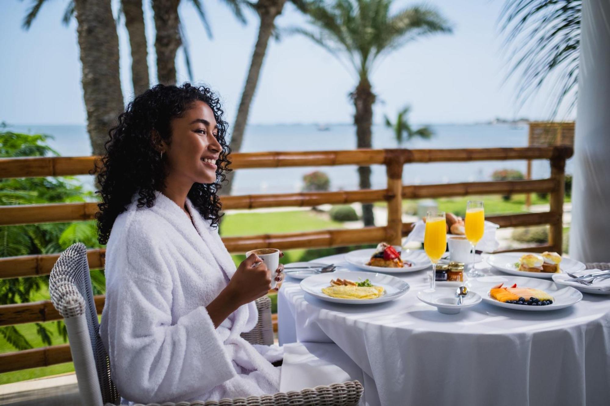 Hotel Paracas, a Luxury Collection Resort, Paracas Exterior foto A woman wearing a bathrobe